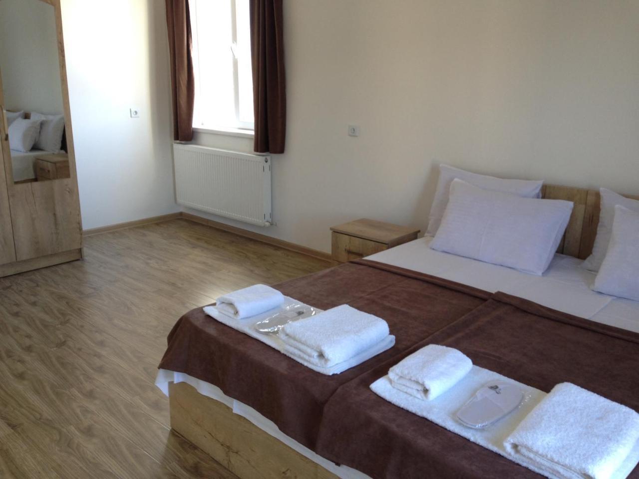 Hotel Continental Гори Екстериор снимка