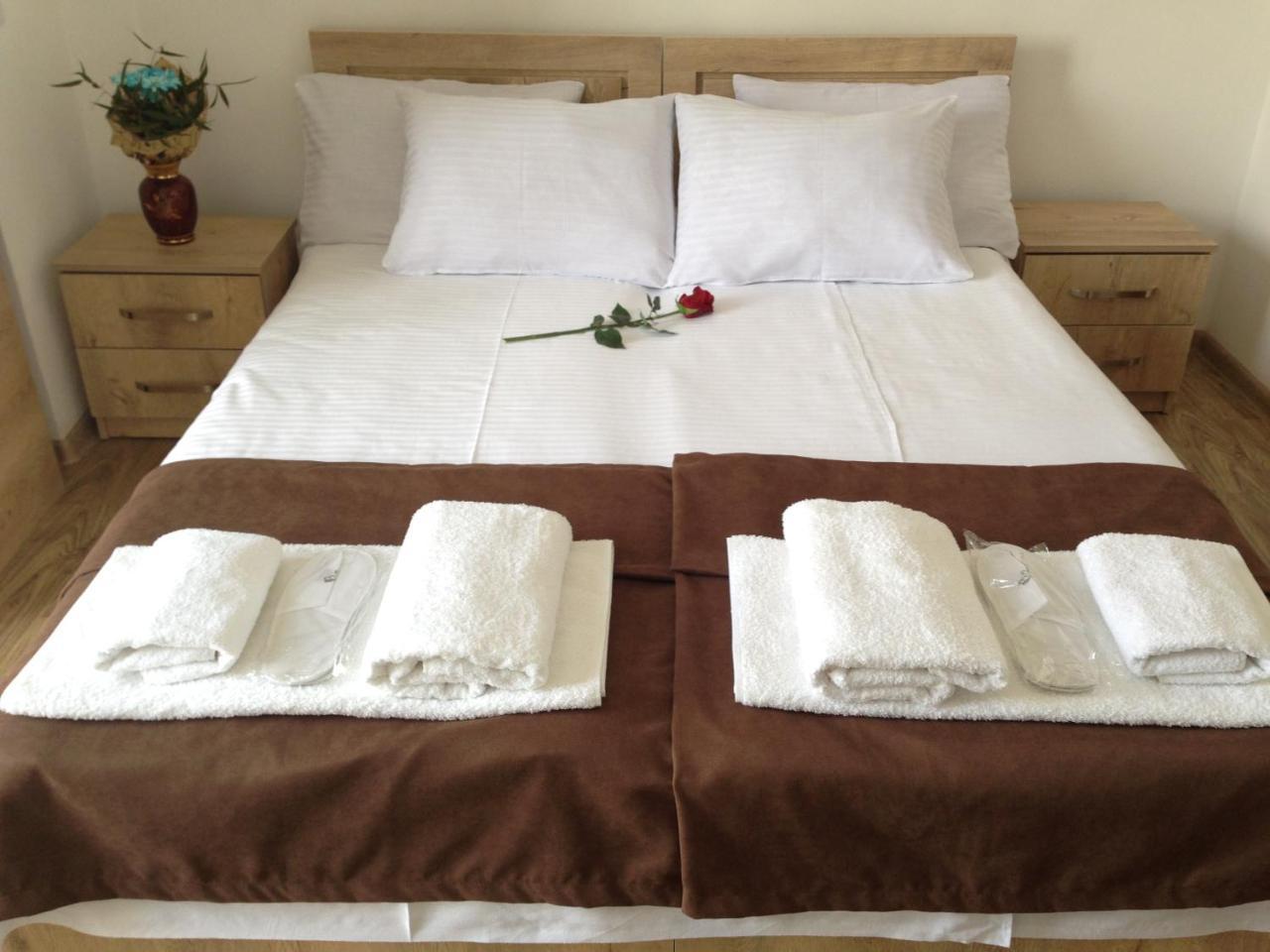 Hotel Continental Гори Екстериор снимка