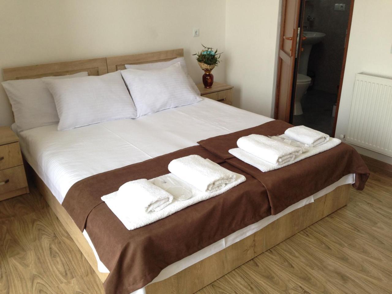Hotel Continental Гори Екстериор снимка