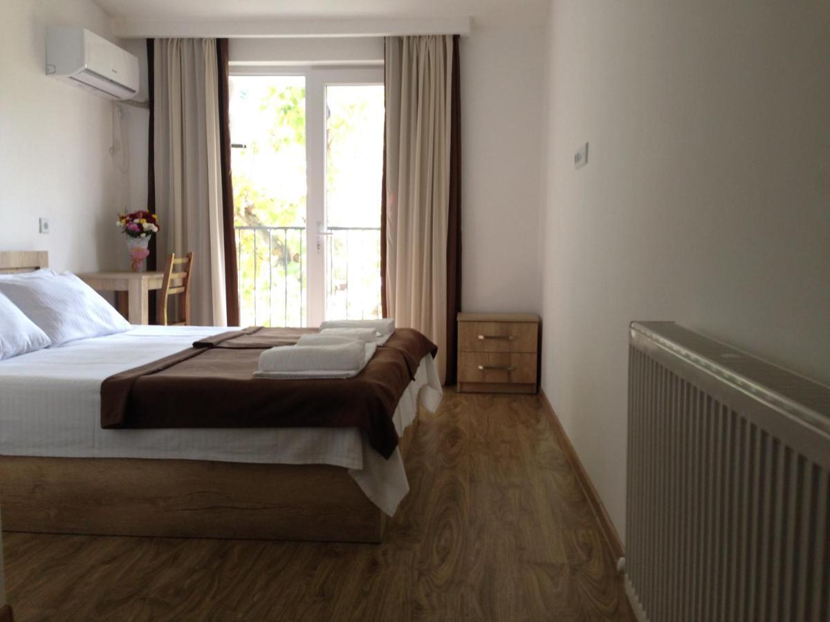 Hotel Continental Гори Екстериор снимка
