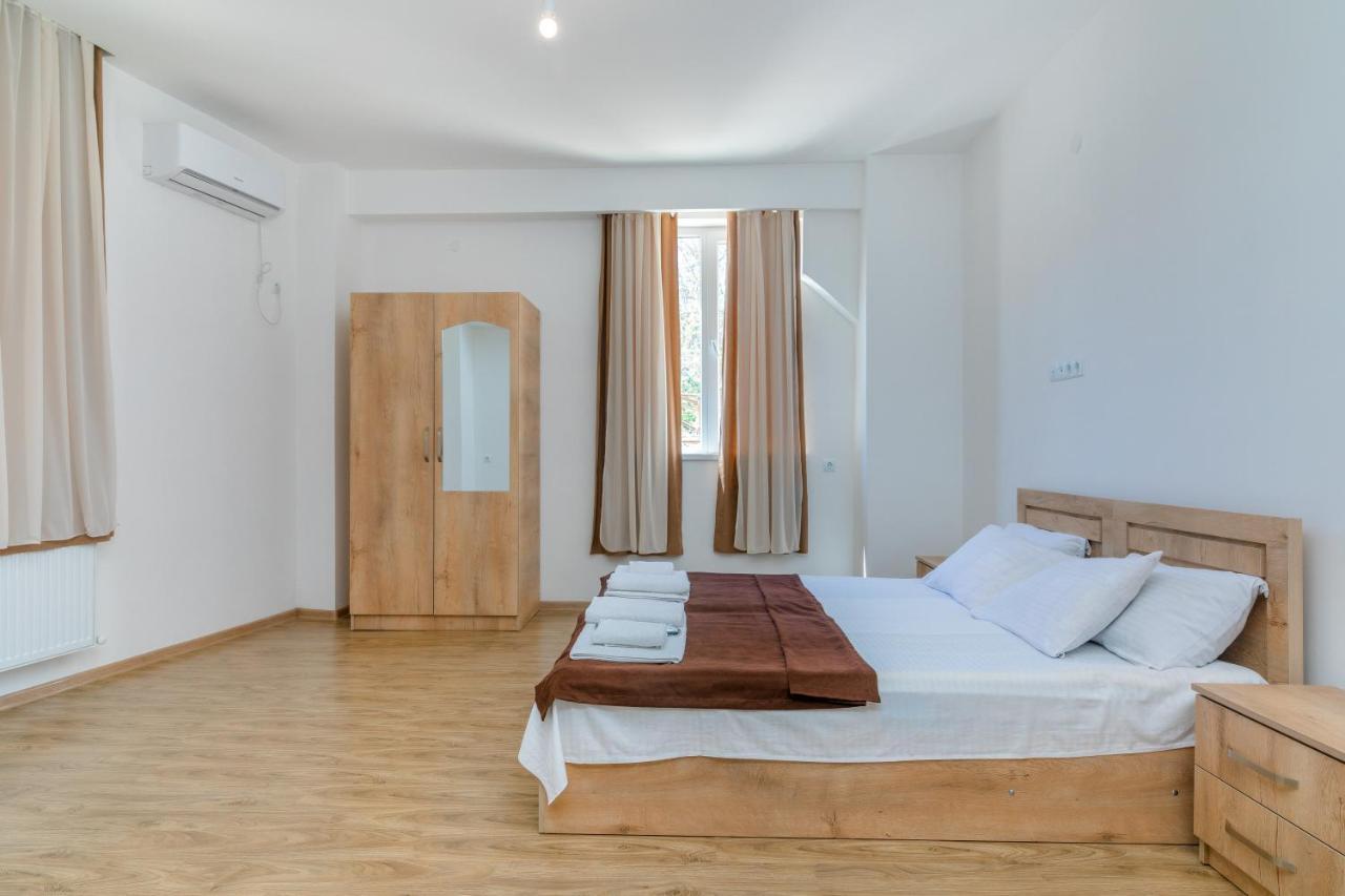 Hotel Continental Гори Екстериор снимка