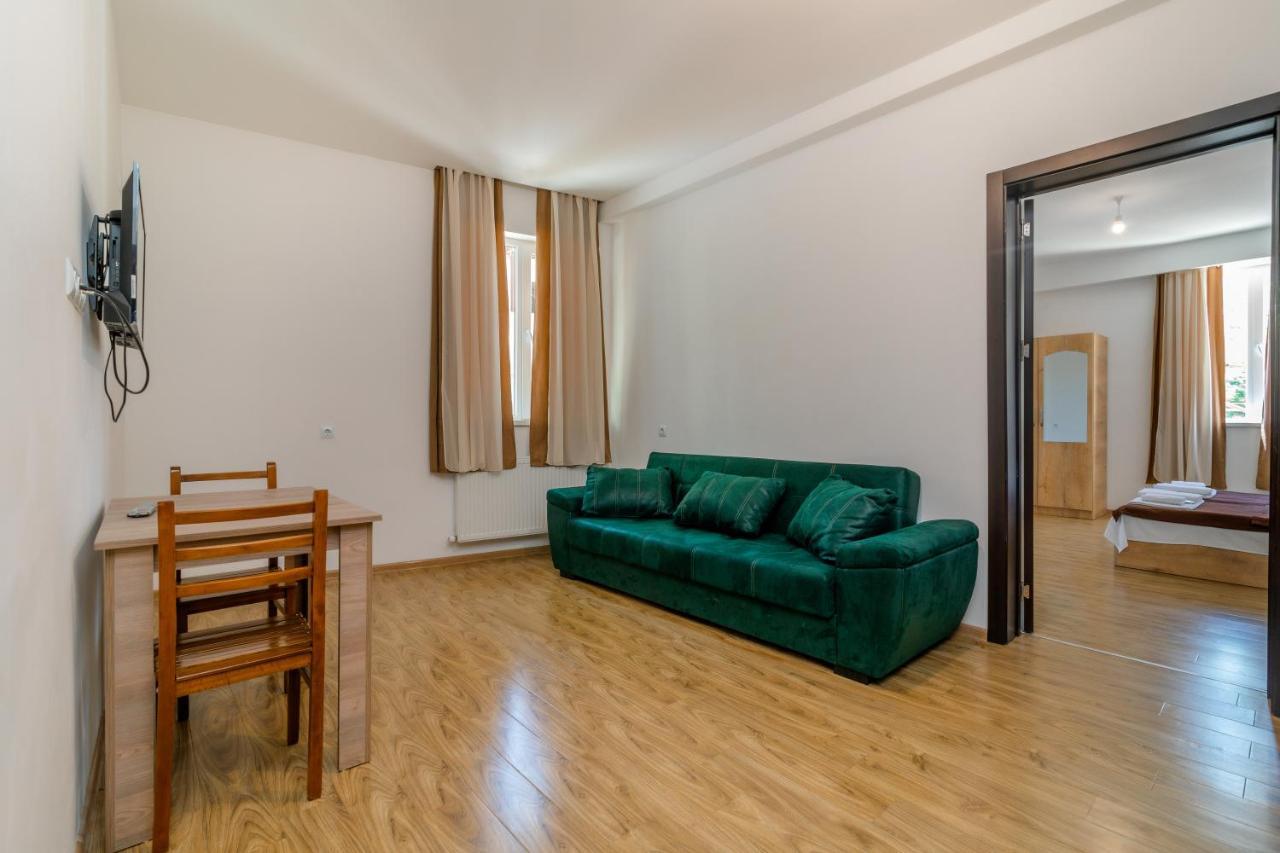 Hotel Continental Гори Екстериор снимка