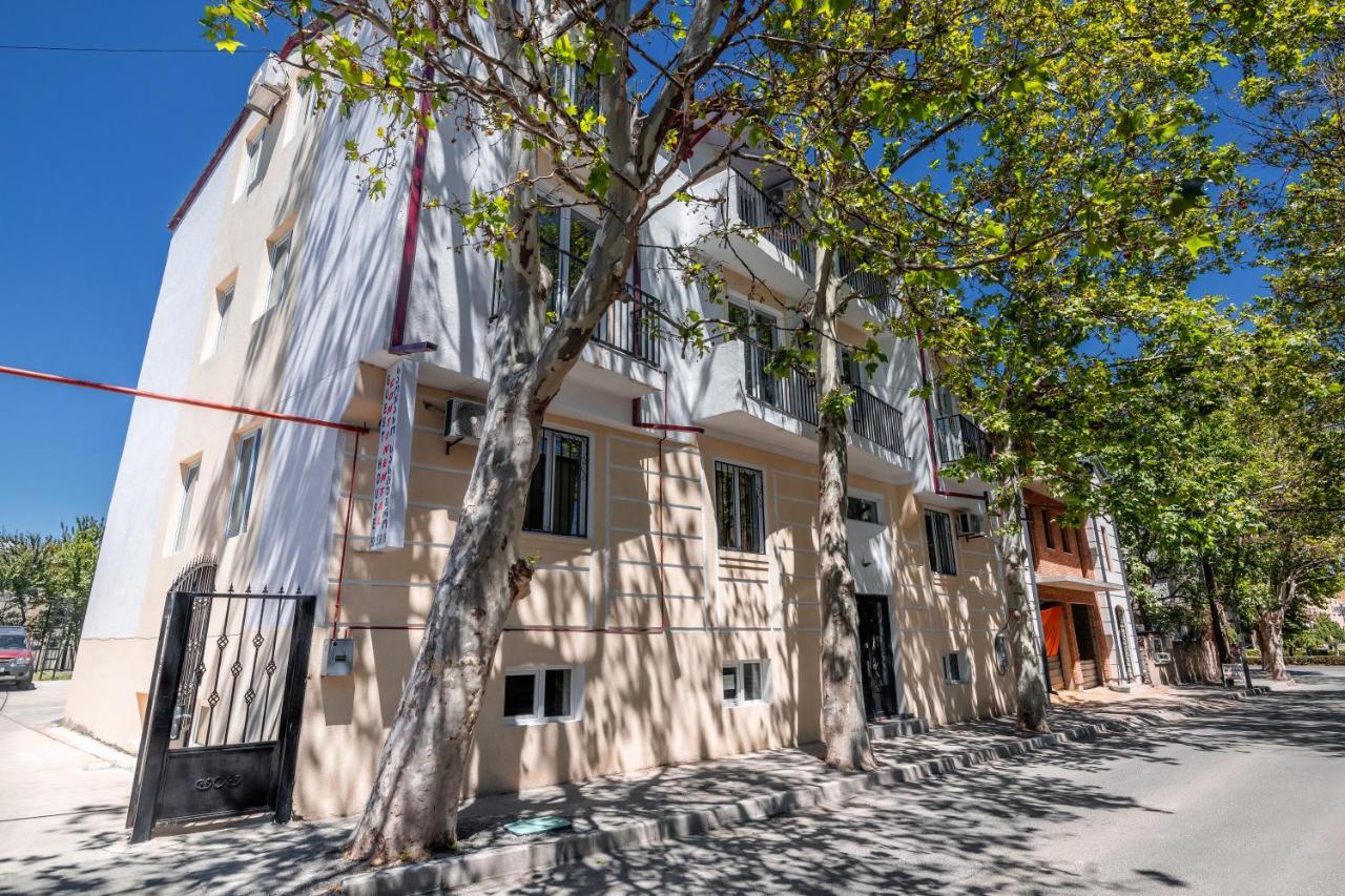 Hotel Continental Гори Екстериор снимка